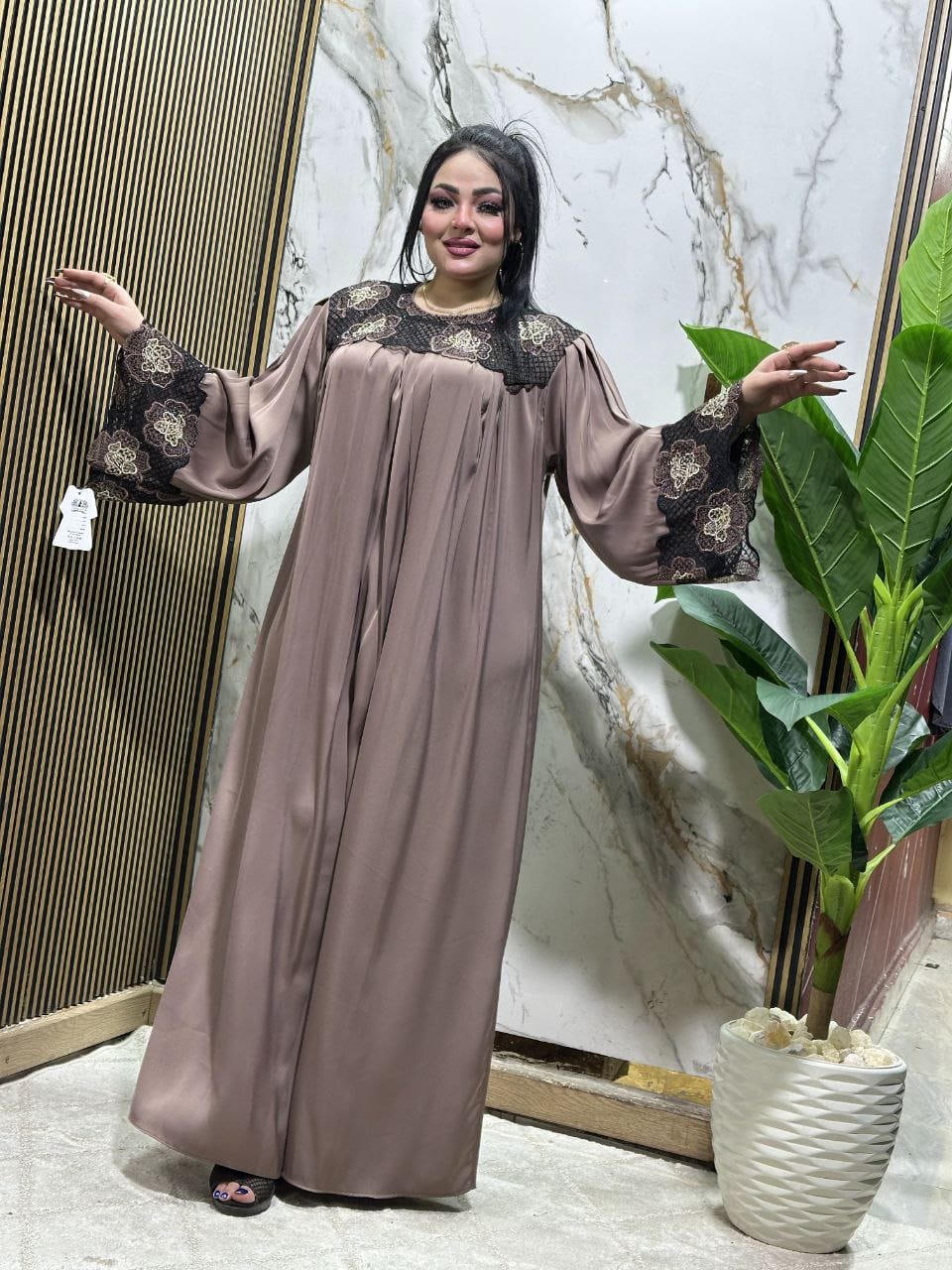 Abaya stylée avec des fleurs