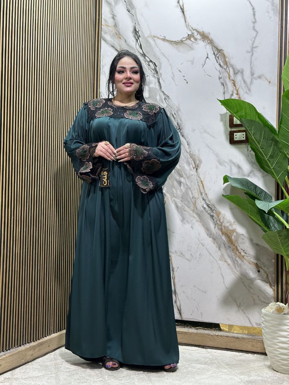 Abaya stylée avec des fleurs