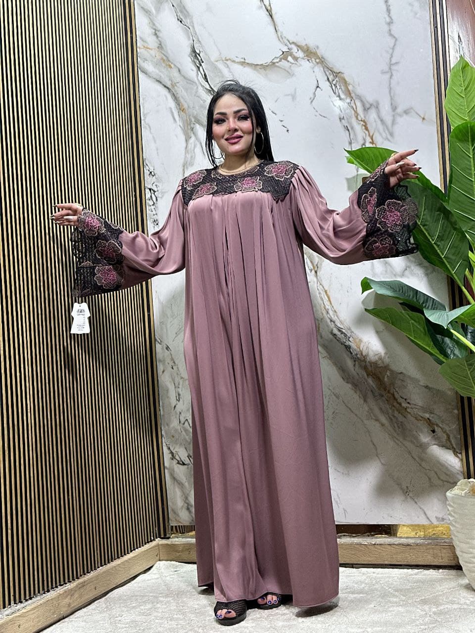 Abaya stylée avec des fleurs
