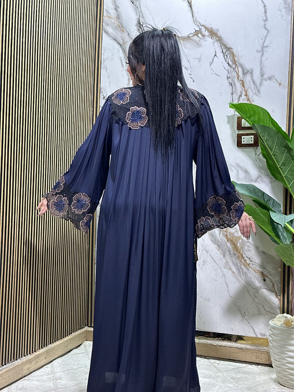 Abaya stylée avec des fleurs